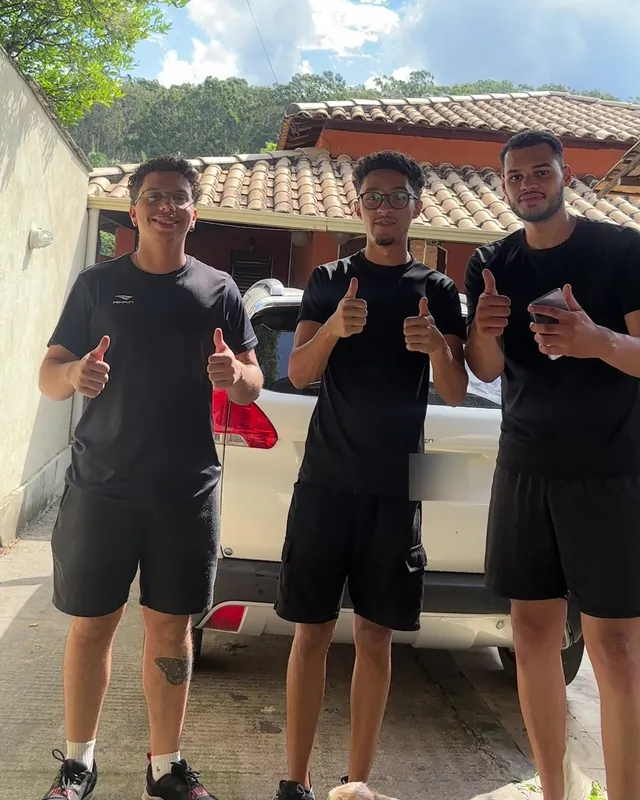Eduardo, Pedro e Samuel, os sócios da Movacar, na garagem de um cliente